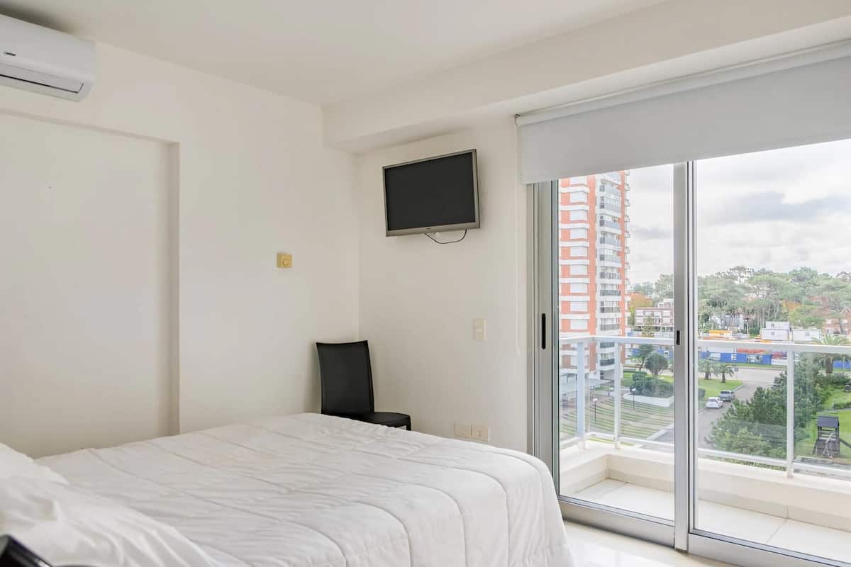 1 bedroom, premium bedding, down comforters, in-room safe