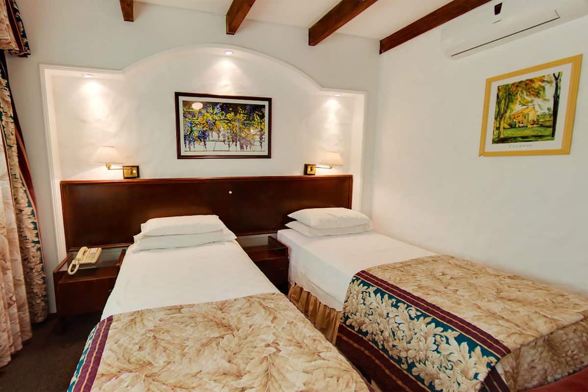 1 bedroom, premium bedding, down comforters, in-room safe