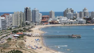 鄰近海灘、遮陽傘、海灘浴巾