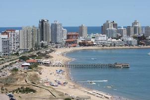 Una playa cerca, sombrillas, toallas de playa