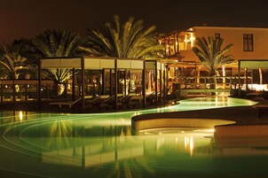 2 piscinas al aire libre, sombrillas, sillones reclinables de piscina