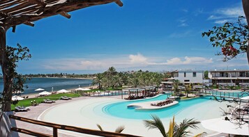 En la playa, sillas reclinables de playa, sombrillas, toallas de playa