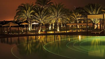 2 piscine all'aperto, ombrelloni da piscina, lettini