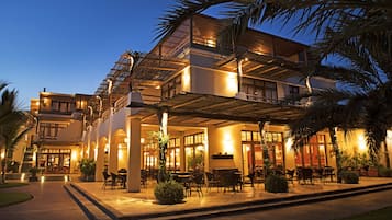 2 restaurantes, se sirven desayunos, comidas y cocina internacional
