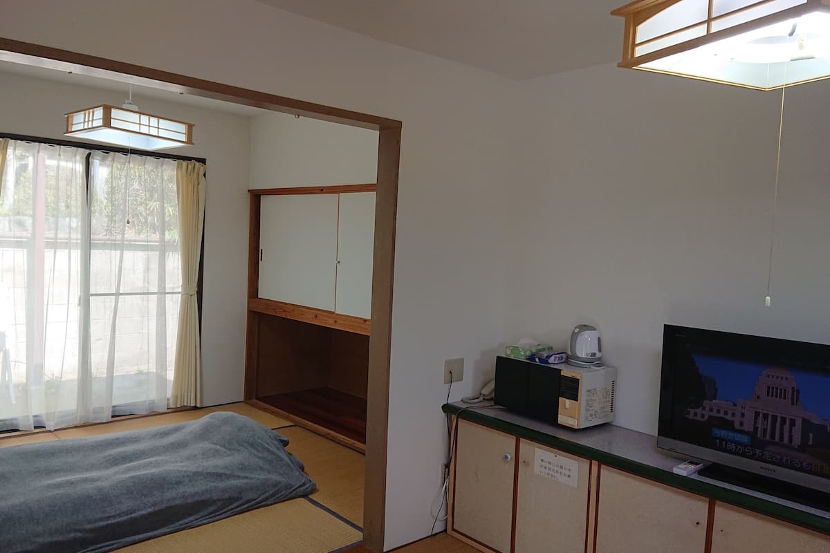 WiFi (free), bed sheets