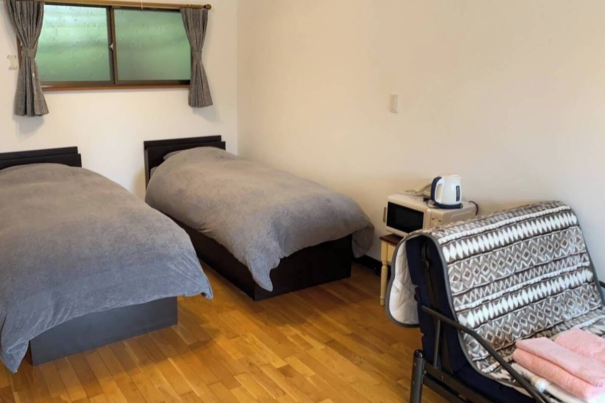 WiFi (free), bed sheets