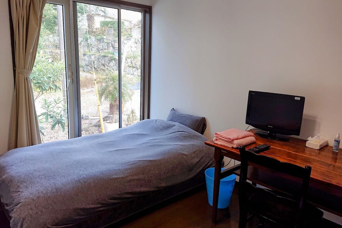 WiFi (free), bed sheets