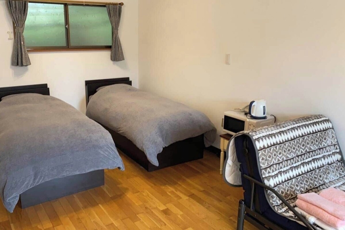 WiFi (free), bed sheets