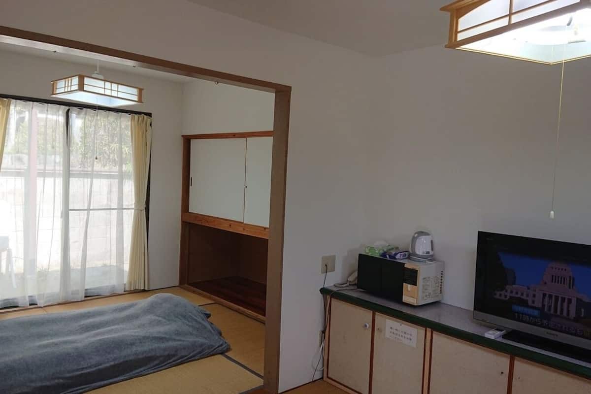 WiFi (free), bed sheets
