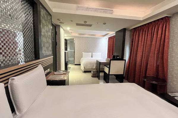 Phòng 4 Deluxe | Bàn, màn/rèm cản sáng, phòng cách âm