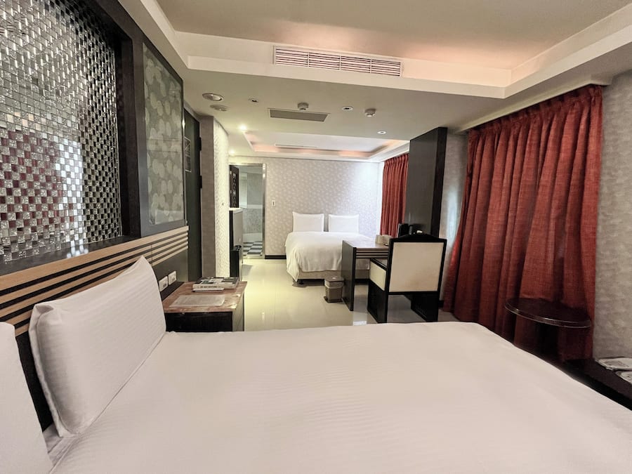 Habitación cuádruple Deluxe | Escritorio, cortinas opacas, sistema de insonorización y wifi gratis