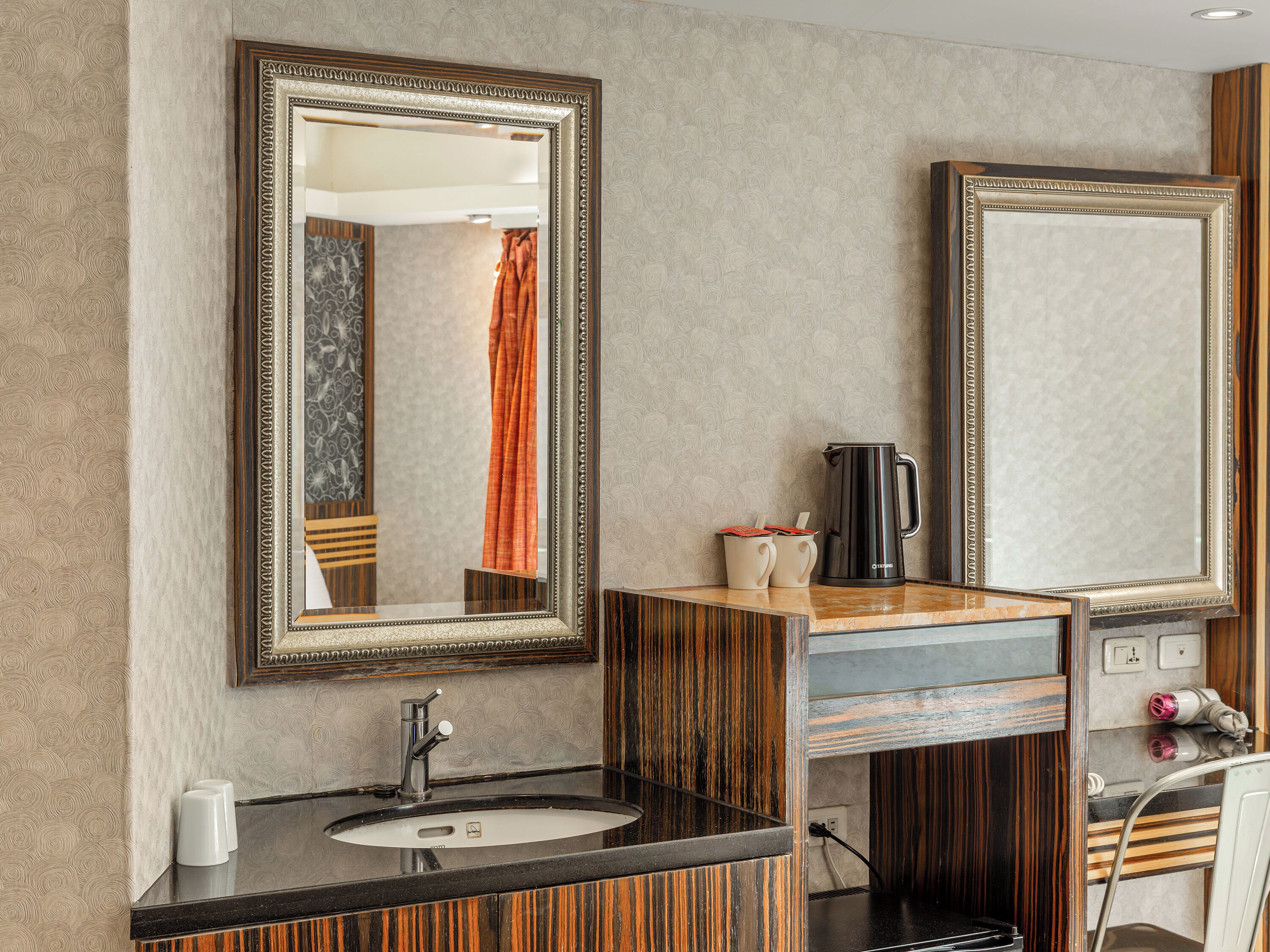 Classic Double or Twin Room | Desk, blackout drapes, soundproofing, WiFi (free)