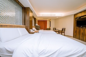 Habitación cuádruple Deluxe | Escritorio, cortinas blackout, insonorización y wifi gratis 
