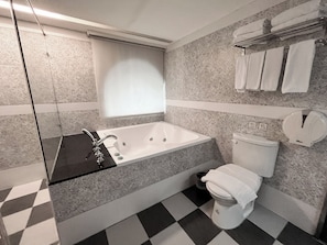 Deluxe Quadruple Room | Bathroom | Hair dryer, towels, shampoo, toilet paper - Guide Hotel Taipei Xinyi (Taipei)