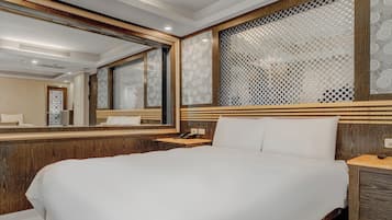 Deluxe Quadruple Room | Desk, blackout curtains, soundproofing, free WiFi