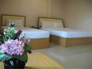 Kahden hengen standard-huone (kaksi sänkyä) | Tallelokero huoneessa, työpöytä, lisävuoteet, ilmainen Wi-Fi