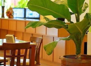Breakfast, lunch, dinner served; Thai cuisine