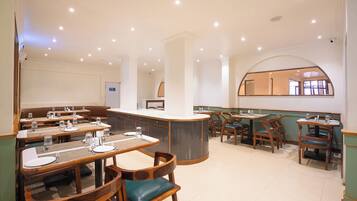 Bữa sáng (250 INR/mỗi người)