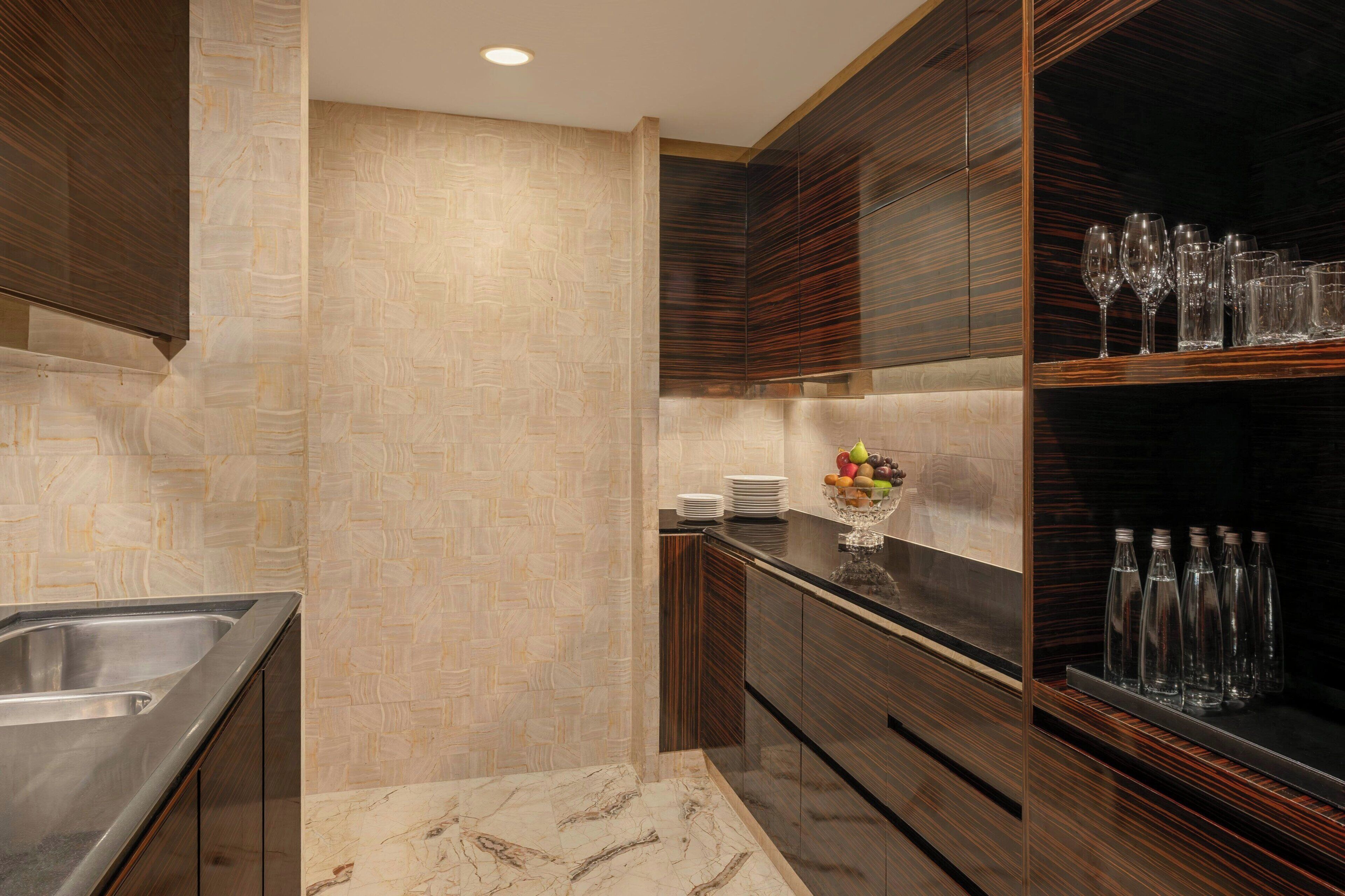 Suite, 1 King Bed | Private kitchen | Electric kettle