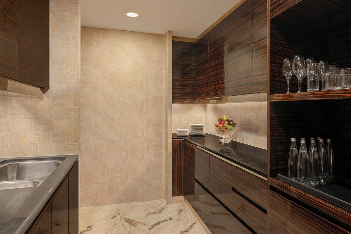 Suite, 1 King Bed | Private kitchen | Electric kettle