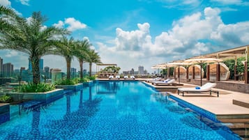 Piscina externa, barracas de cortesia, guarda-sóis