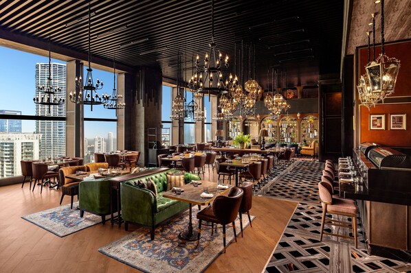 9 restaurantes; se sirven desayunos, comidas, cenas y brunch