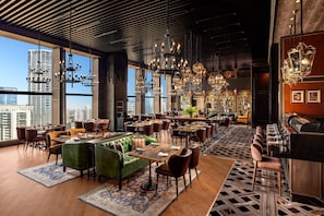 9 restaurantes, se sirven desayunos, comidas y cocina internacional