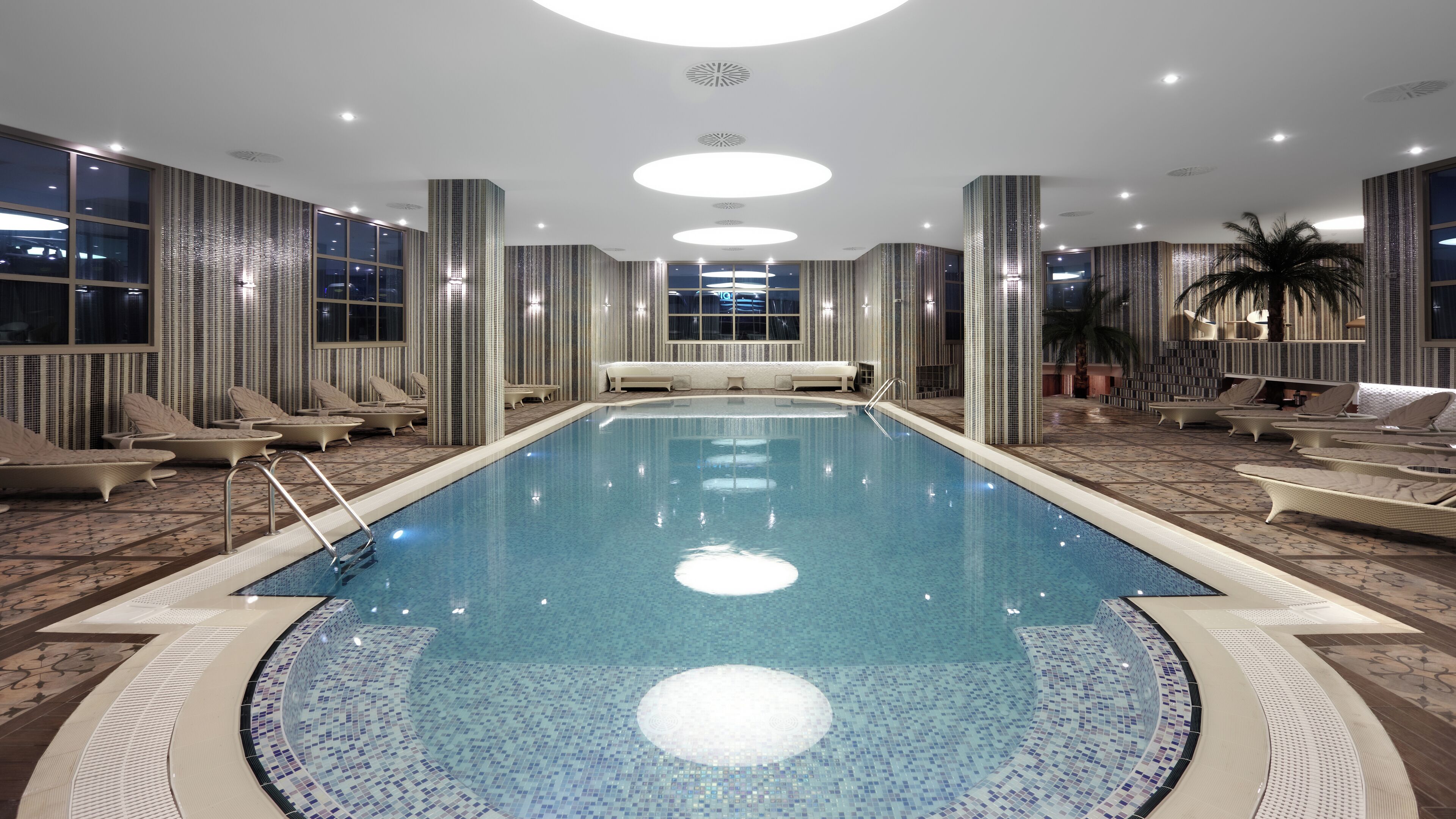 Indoor pool, seasonal outdoor pool, pool loungers