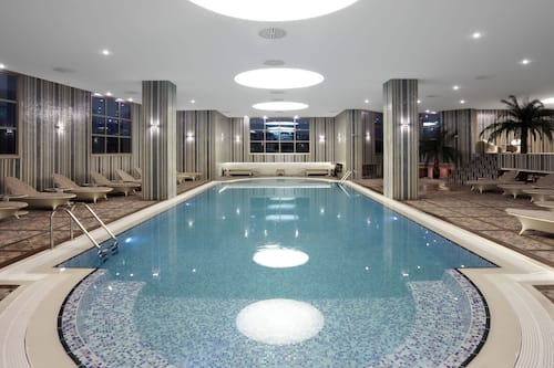Piscine couverte, piscine extérieure (ouverte en saison)