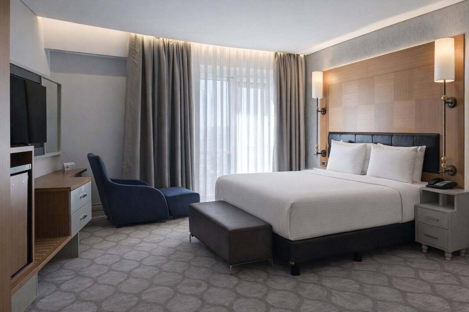 ميني بار وخزنة داخل الغرفة ومكتب ومساحة عمل للكمبيوتر المحمول