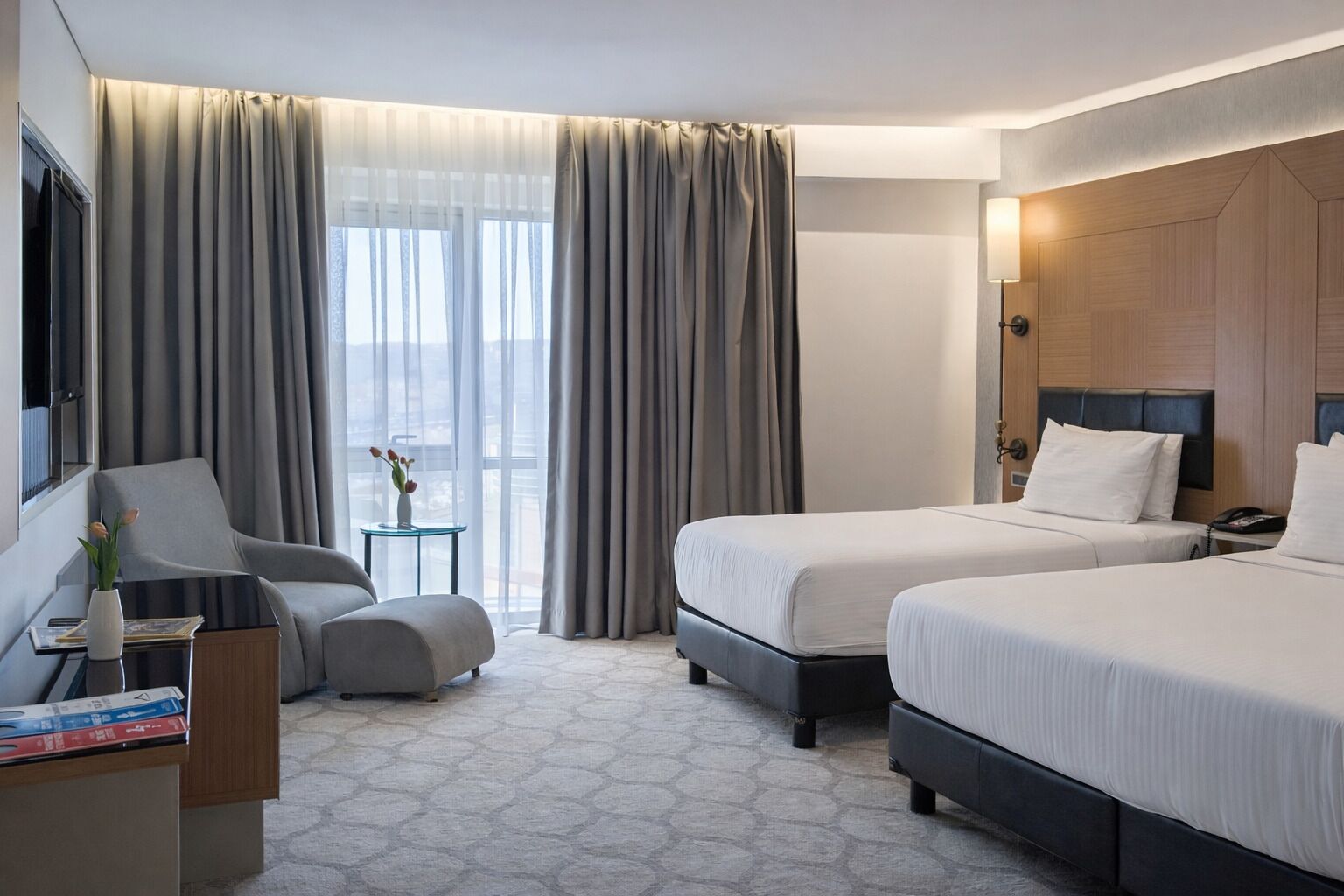 ميني بار وخزنة داخل الغرفة ومكتب ومساحة عمل للكمبيوتر المحمول