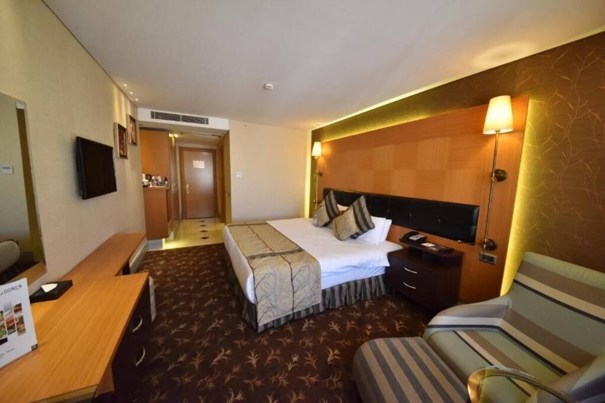 Minibar, in-room safe, desk, laptop workspace