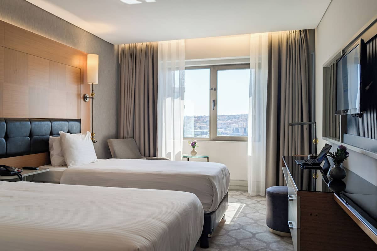 Standard Twin Room | 1 bedroom, minibar, in-room safe, desk