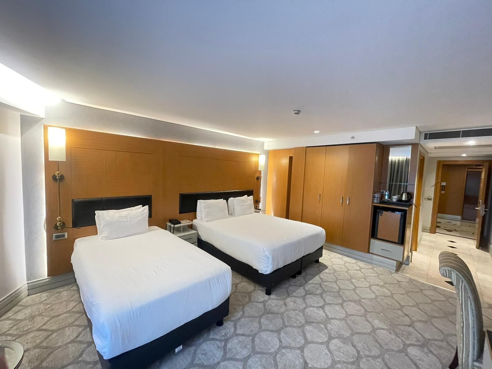 Kolmen hengen superior-huone | Minibaari, tallelokero huoneessa, työpöytä