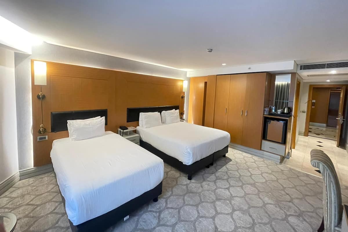 Kolmen hengen superior-huone | Minibaari, tallelokero huoneessa, työpöytä