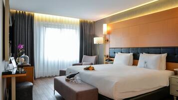 Minibar, caja de seguridad en la habitación y escritorio