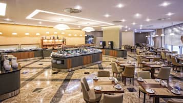 2 restaurants; breakfast and dinner served