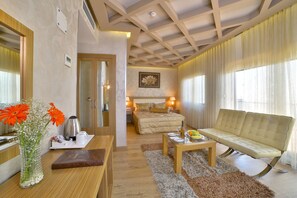 Suite | Memory foam beds, minibar, in-room safe, soundproofing