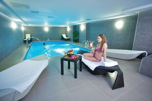 Indoor pool, sun loungers