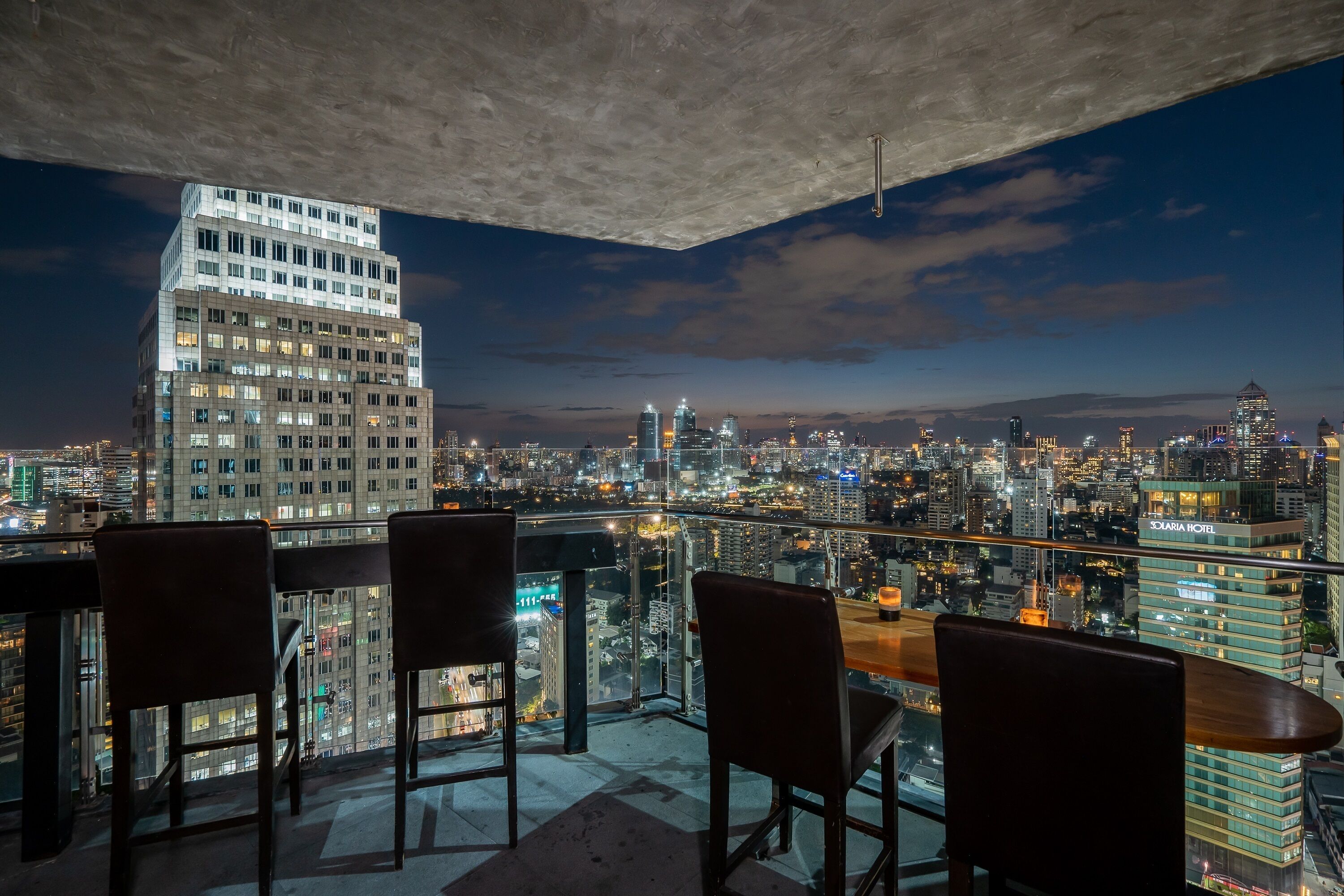 2 bars/lounges, poolside bar