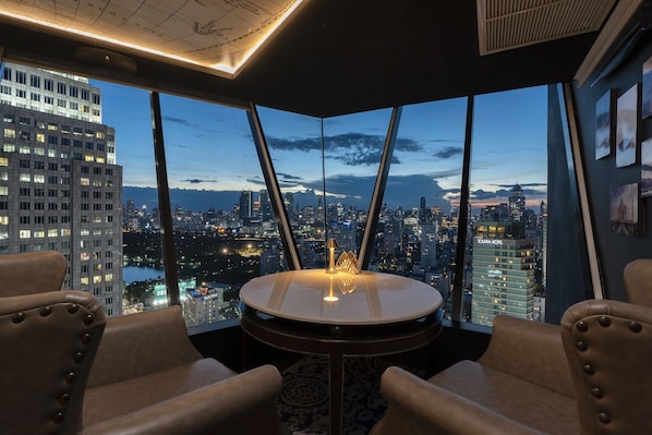 2 bars/lounges, poolside bar