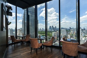 2 か所のレストラン、朝食、ランチ、ディナーに営業 (フュージョン料理)