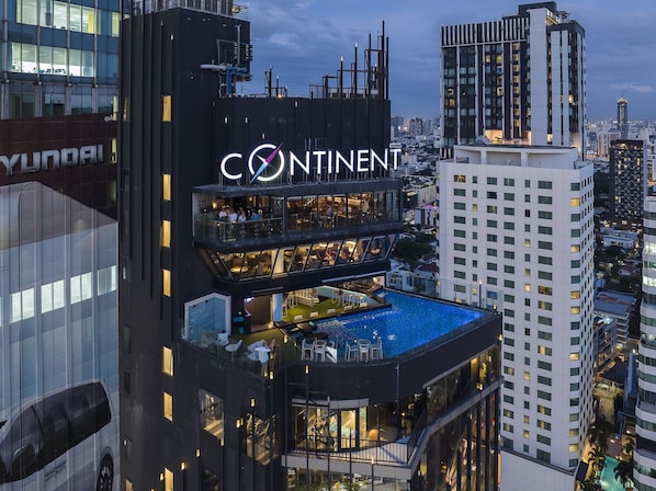 A multi-story hotel with a rooftop pool and a sign reading "CONTINENT". - Montraj Continent Sukhumvit Bangkok (Bangkok)