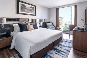 セーフティボックス (室内)、デスク、ノートパソコン用作業スペース、遮光カーテン