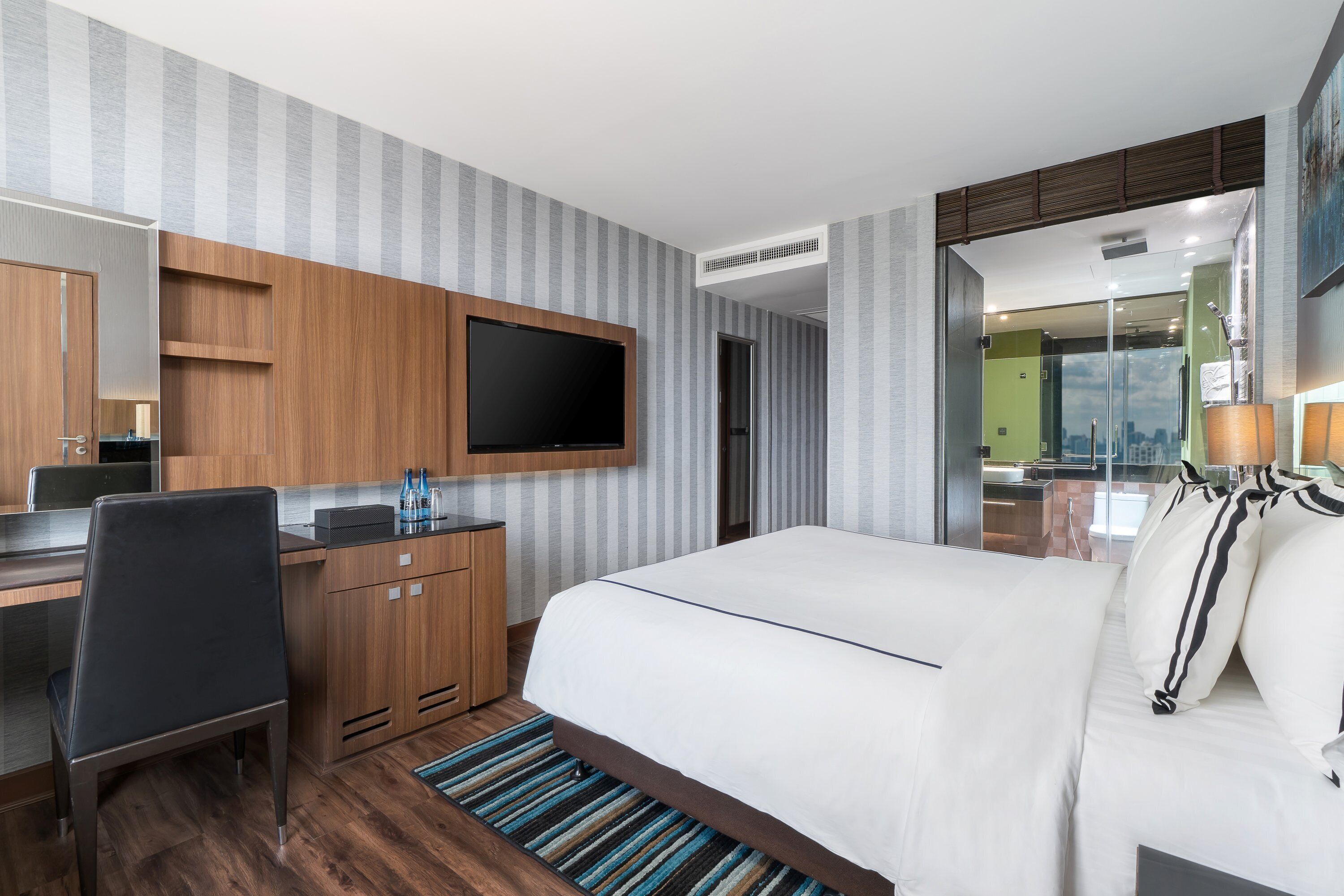 Zimmersafe, Schreibtisch, laptopgeeigneter Arbeitsplatz