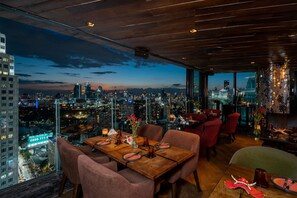 2 bars/lounges, poolside bar - Montraj Continent Sukhumvit Bangkok (Bangkok)