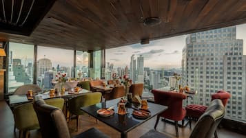 2 bars/lounges, poolside bar