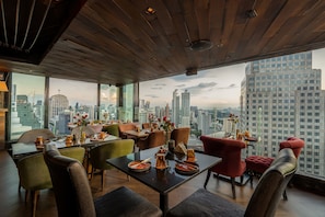 2 bars/lounges, poolside bar - Montraj Continent Sukhumvit Bangkok (Bangkok)