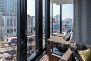 Montraj Club One Bedroom Suite | Zimmersafe, Schreibtisch, laptopgeeigneter Arbeitsplatz
