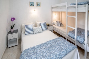 Minibar, escritorio, tabla de planchar con plancha y wifi gratis